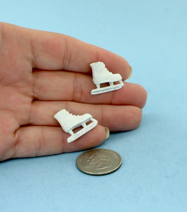Par de patines de hielo o de hockey en miniatura de metal blanco para casa de muñecas imagen 2