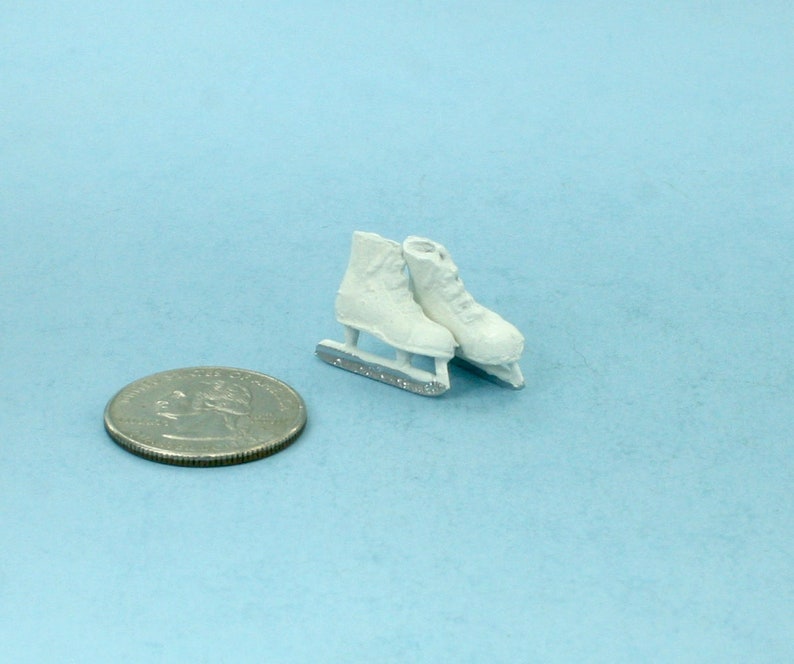 Par de patines de hielo o de hockey en miniatura de metal blanco para casa de muñecas imagen 3