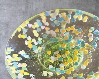 Snuisterijschaal van goud en iriserende hars