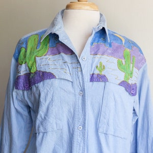 Chemisier chambray vintage des années 80 : scène de désert de cactus peinte à la main (S/M)
