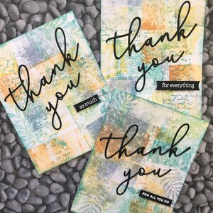 Tarjetas de agradecimiento de medios mixtos. Antecedentes abstractos. Sobres decorados, tarjetas de apreciación. Colores otoñales