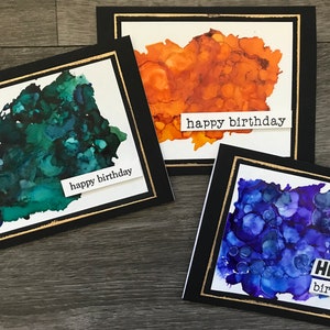 Tarjetas de cumpleaños masculinas en colores brillantes con tinta de alcohol. Tarjetas de feliz cumpleaños para él o ella. Estampado negro. Fondo abstracto.