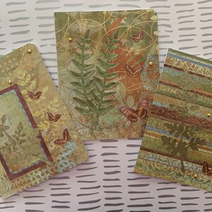 Cartes de correspondance vierges faites à la main. Jeu de 3 cartes de correspondance vierges.  Carte de condoléances. Lot de 3 cartes. Feuilles et papillons.  Orné d'or