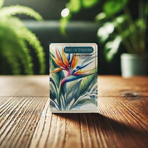 Könnte beinhalten: Eine Karte mit einer Aquarell-Illustration einer Paradiesvogelblume. Die Karte trägt den Text "Bird of Paradise" und "Strelitzia reginae".