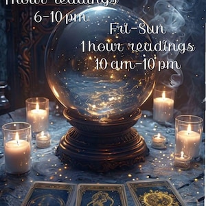 Può includere: Una sfera di cristallo su un supporto, circondata da candele accese e carte dei tarocchi. Il testo sull'immagine recita "Mon-Thurs 1 ora di letture 18-22 MST" e "Fri-Sun 1 ora di letture 10-22". La scena evoca un tema mistico.
