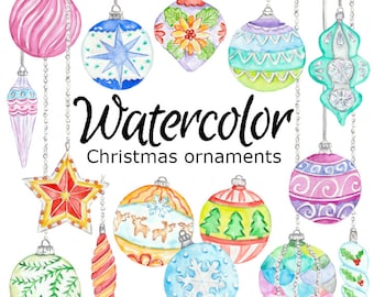 Puede incluir: Adornos navideños de acuarela en varios colores y diseños, incluyendo una estrella, un reno, un copo de nieve y un árbol. Los adornos están todos colgados de cuerdas.
