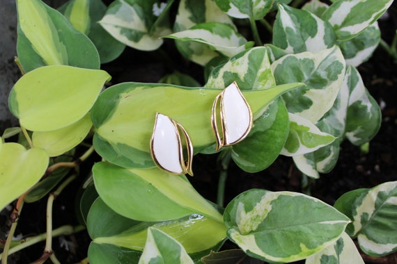 Vintage Monet White and Gold Enamel Leaf Earrings - image 3