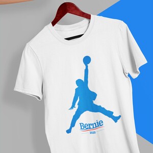 Bernie 2020 Camiseta - Bernie Sanders Camiseta - Bernie Slam Dunk Camiseta