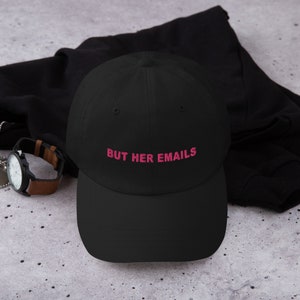 Chapéu de Hillary Clinton, mas boné bordado com e-mails