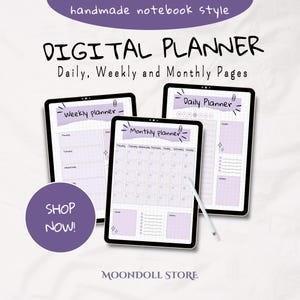 Puede incluir: Planificador digital con páginas diarias, semanales y mensuales. La imagen muestra tres tabletas con diseños de planificador en una suave combinación de colores púrpura. El texto "SHOP NOW!" está en un círculo púrpura. La marca "MOONDOLL STORE" está en la parte inferior.