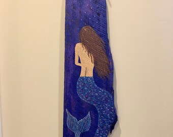 Sirena pintada a mano en cartel de madera recuperada