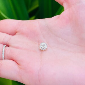 Dermal Top Flower med naturliga diamanter Labret-örhänge i 14 karat massivt gult guld