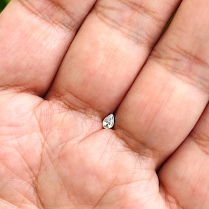 Dermal Top 4 mm päronformad naturlig diamantlabretörnga 14k guld Bezel Surface Piercing