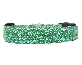 Op de afbeelding: Groene hondenriem met een wit bladmotief.