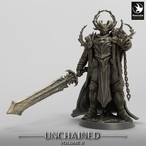 Puede incluir: Figura detallada de guerrero en bronce, con armadura ornamentada y una gran espada. La figura tiene un casco con cuernos y una capa fluida. La base dice "Unchained Volume II".