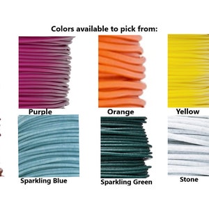 Op de afbeelding: Een selectie van tien verschillende kleuren koord, waaronder zwart, paars, oranje, geel, wit, sprankelend rood, sprankelend blauw, sprankelend groen, steen en sprankelend geel. Kleuren om uit te kiezen.