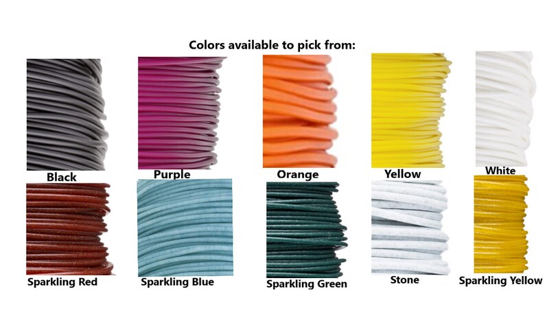Op de afbeelding: Een selectie van tien verschillende kleuren koord, waaronder zwart, paars, oranje, geel, wit, sprankelend rood, sprankelend blauw, sprankelend groen, steen en sprankelend geel. Kleuren om uit te kiezen.