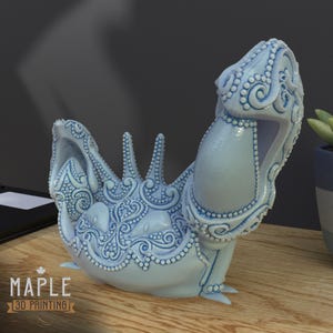 Pode incluir: Uma escultura de cerâmica azul claro de uma criatura estilizada com detalhes intrincados e um design decorativo. A escultura tem um corpo arredondado e um pescoço longo e curvo.