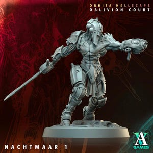 Puede incluir: Figura en miniatura gris y detallada de un guerrero futurista, sosteniendo una espada y un bláster. La figura está posada sobre una base, con el texto "NACHTMAAR 1" en la parte inferior. Parte de la colección "Orbita Hellscape Oblivion Court".