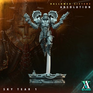 Puede incluir: Una figura en miniatura de plástico gris de una mujer que lleva un traje futurista con una mochila grande y sostiene dos pistolas. La figura está de pie sobre una base de plástico gris con el texto "HALLOWED SISTERS ABSOLUTION SKY TEAR 1" y un logotipo para "VA GAMES".