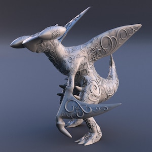 Puede incluir: Una figura de dragón de color plateado, con detalles intrincados y un patrón floral en espiral. La figura está representada con las alas extendidas y la cabeza inclinada hacia un lado.