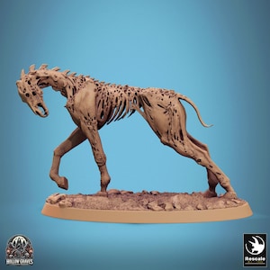 Puede incluir: Una figura de caballo esquelético con una apariencia detallada y en descomposición. El caballo está en posición de caminar con la cabeza baja. La figura está pintada en color marrón claro y está colocada sobre una base marrón.