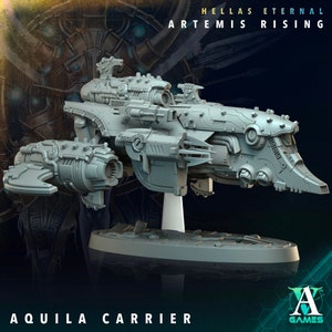 Op de afbeelding: Een grijs plastic model van een futuristisch ruimteschip met ingewikkelde details en een gestroomlijnd ontwerp. Het model is gelabeld "Aquila Carrier" en maakt deel uit van de "Hellas Eternal Artemis Rising" collectie.