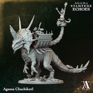 Könnte beinhalten: Detaillierte, graue Agama Chachikotl Miniaturfigur. Die Figur zeigt ein dinosaurierartiges Wesen mit einer Plattform auf dem Rücken, das kleinere Figuren trägt. Der Text "AGAMA STAMPEDE ECHOES" und "A GAMES" ist sichtbar.