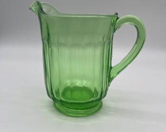 ヴィンテージグリーンウランガラスショートリブウォーターピッチャー