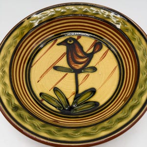 Puede incluir: Un juego de tres tazas de cerámica con un acabado mate moteado. Las tazas son de color crema, gris claro y gris oscuro. Cada taza tiene un diseño simple y minimalista, ideal para café o té.