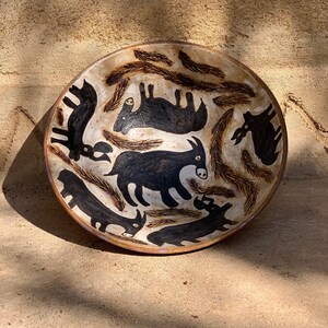 Bol en poterie du Fayoum fait main : plat en céramique égyptienne avec oeuvre d'art d'âne
