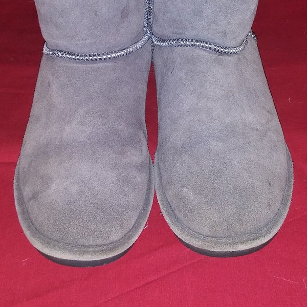 Ladies Gray  PreOwned  "BearPaw" Suede Mid-Calf Pull On Boots with Shearling Lining Size 9