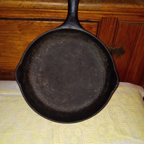 Vintage 8" Black Cast Iron Frying Pan w Double Spout