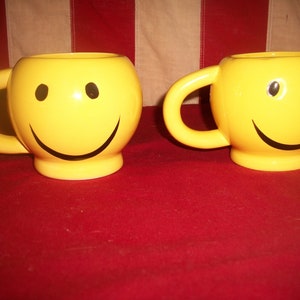Vintage Retro Bright Yellow Oversized &quot;Happy Face&quot; Coffee Mugs 1980&#39;s Lot of Two (NOT MCCOY)