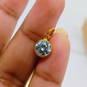 14k solid Gold / Rund geschnitten Moissanite Gold Charme / April Geburtsstein / Casual Wear handgefertigter Gold Charm Anhänger / Hergestellt für Schenken / Geschenk für sie