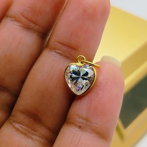 14k solid Gold / Herz geschnitten Moissanit Gold Charme / April Geburtsstein / Casual Wear handgefertigter Goldcharme Anhänger / Hergestellt für Schenken / Geschenk für sie