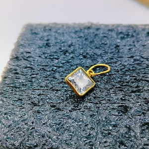 14k solid Gold / Princess Cut Moissanit Gold Charme / April Geburtsstein / Casual Wear handgefertigter Goldcharme Anhänger / Hergestellt für Schenken / Geschenk für sie