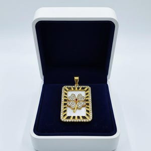 Colgante de rubí con flor del tarot, plata de ley 925, nácar y halo de diamantes.