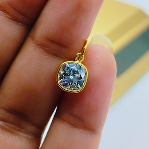 14k solid Gold / Kissenschliff Moissanit Gold Anhänger / April Geburtsstein / Casual Wear handgefertigter Goldcharme Anhänger / Hergestellt zum Verschenken / Geschenk für sie