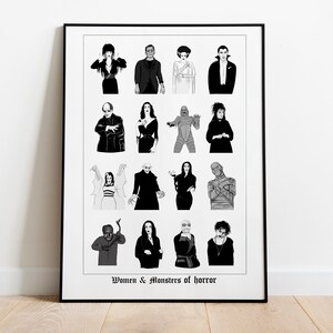 Peut inclure: Illustration en noir et blanc de personnages célèbres de films d'horreur, dont Dracula, Frankenstein, la créature du lagon noir, et bien d'autres. L'image est intitulée "Women & Monsters of Horror".