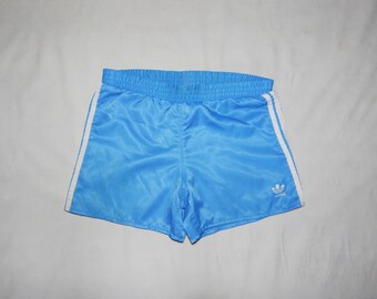 vintage années 1980 Adidas Made in Yugoslavia Trefoils Running Short Shorts, Taille D 152, I 12, GB 12-14, Bleu clair / Blanc