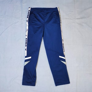 Spodnie dresowe w stylu vintage z lat 90. marki Diadora, wyprodukowane we Włoszech, rozmiar I 42, D 38, Wielka Brytania/Usa 32, kolor niebiesko-biały