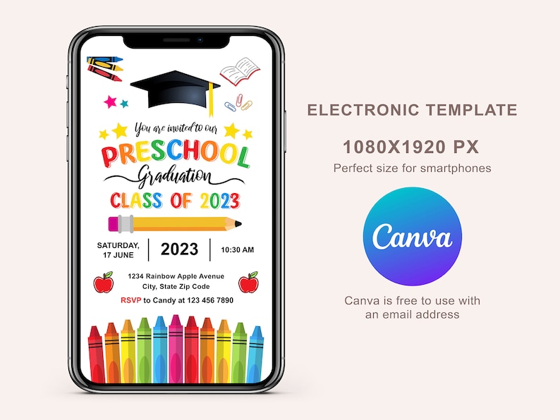 Puede incluir: La pantalla de un tel&eacute;fono inteligente que muestra una invitaci&oacute;n colorida para una ceremonia de graduaci&oacute;n de preescolar. La invitaci&oacute;n presenta un gorro de graduaci&oacute;n, l&aacute;pices y manzanas. El texto dice "Est&aacute;s invitado a nuestra Graduaci&oacute;n de Preescolar Clase de 2023" e incluye la fecha, la hora y el lugar del evento.