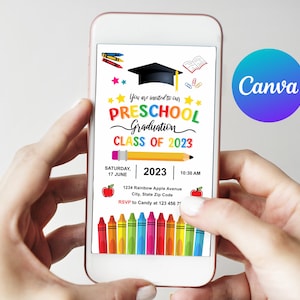 Puede incluir: La pantalla de un tel&eacute;fono m&oacute;vil muestra una invitaci&oacute;n colorida a una graduaci&oacute;n de preescolar. La invitaci&oacute;n presenta un gorro de graduaci&oacute;n, un l&aacute;piz y una manzana roja. El texto dice "Est&aacute;s invitado a nuestra graduaci&oacute;n de preescolar Clase de 2023" e incluye la fecha, la hora y el lugar del evento.