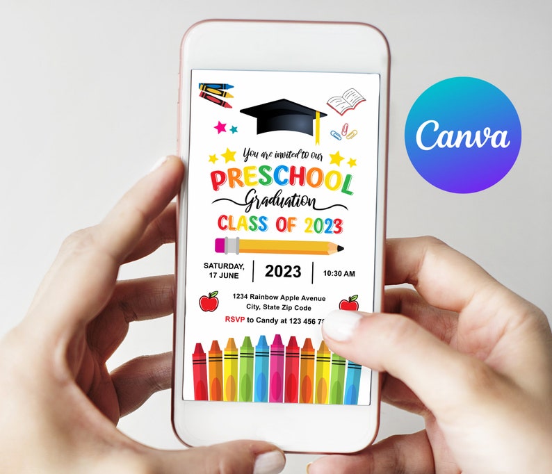 Puede incluir: La pantalla de un tel&eacute;fono m&oacute;vil muestra una invitaci&oacute;n colorida a una graduaci&oacute;n de preescolar. La invitaci&oacute;n presenta un gorro de graduaci&oacute;n, un l&aacute;piz y una manzana roja. El texto dice "Est&aacute;s invitado a nuestra graduaci&oacute;n de preescolar Clase de 2023" e incluye la fecha, la hora y el lugar del evento.