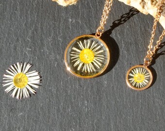 Handmade daisy pendant/ necklace with daisy flower in synthetic resin/ round flower pendant/ rose gold flower pendant/ daisy flower