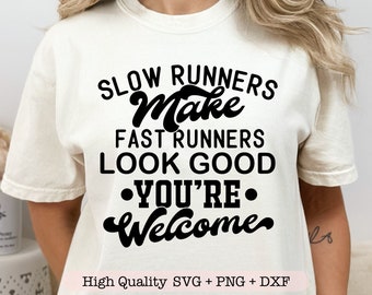 Può includere: Maglietta bianca con testo nero che dice "Slow Runners Make Fast Runners Look Good. You're Welcome."