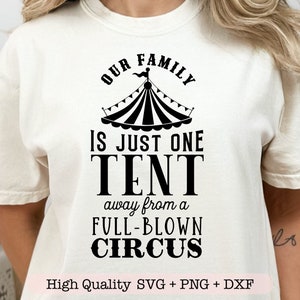 Onze familie is één tent verwijderd van een circus svg, familie citaat svg, familie humor svg, familie teken svg, grappige familie citaten svg