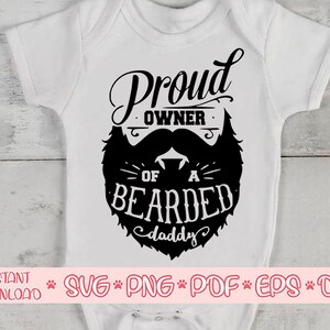 Orgulloso dueño de un papá barbudo svg, Baby onesie svg, Funny onesie svg, Camisa de bebé svg, Orgulloso dueño de un papá barbudo png, papá y me svg