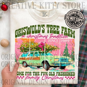 Puede incluir: Sudadera crema con un dise&ntilde;o gr&aacute;fico de un coche familiar verde con un &aacute;rbol de Navidad. El texto dice "Griswold's Tree Farm, a Christmas tradition since 1989". El dise&ntilde;o incluye detalles en rosa y verde, evocando un tema navide&ntilde;o vintage.